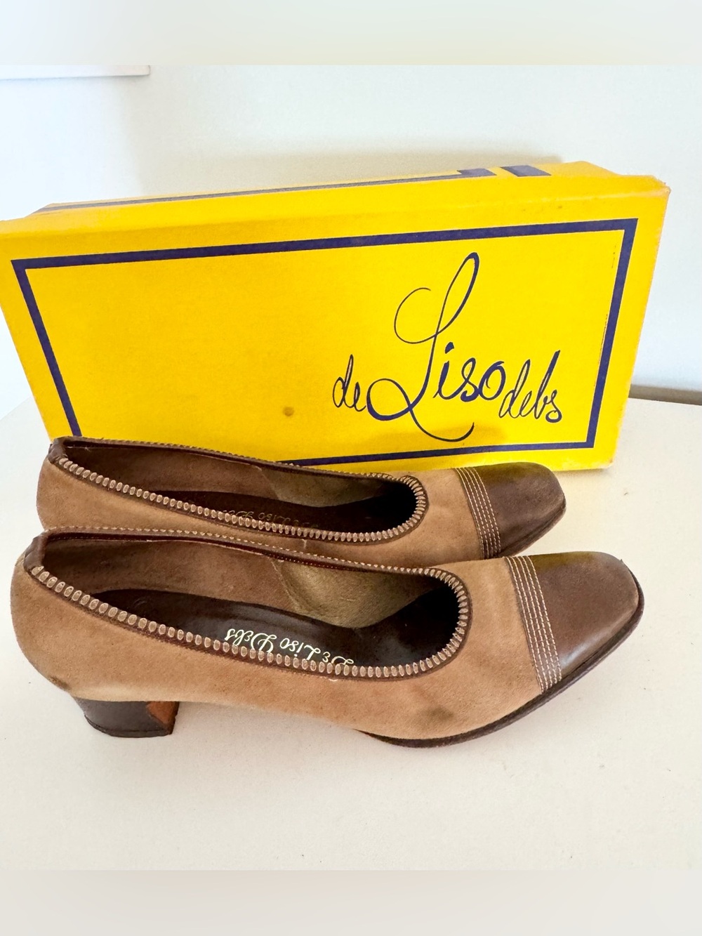 Vintage De Liao Debs Brown Suede Leather Low Heel Pumps in original box